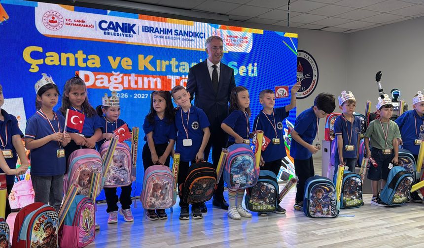 Samsun'un Canik ilçesinde okula başlayan tüm öğrencilere çanta ve kırtasiye seti hediye edildi
