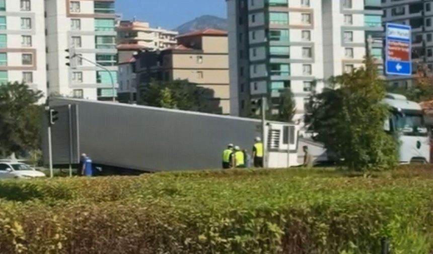 Seyir halindeki TIR'ın dorsesinin koptuğu anlar kamerada