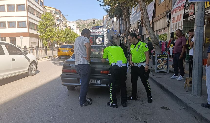 Sürücünün açtığı kapı elektrikli bisikletteki kadına çarptı, gözlük camının parçaları yüzüne saplandı