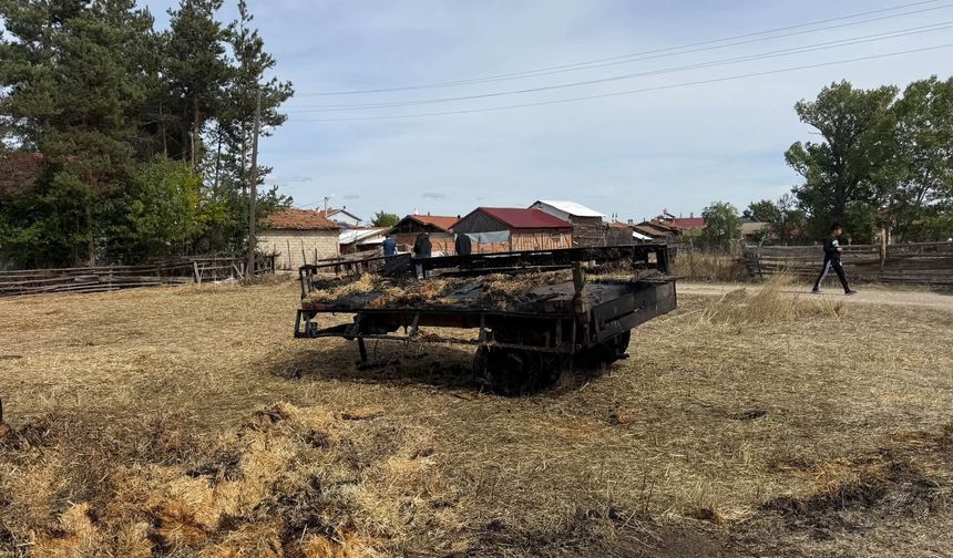 Tarlada saman balyalarında çıkan yangın, traktör ile römorkunu yandı
