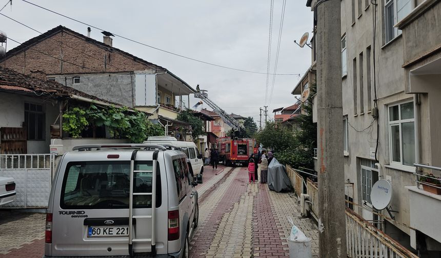 Tokat'ta 2 katlı ev alev alev yandı