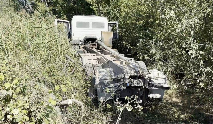 Tokat'ta kamyonun açılan damperi yaya üst geçidine çarptı: 1 yaralı