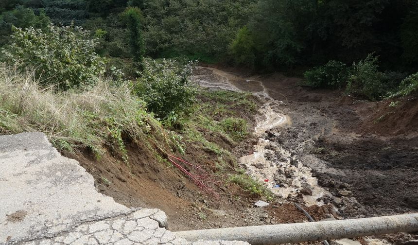 Trabzon'da mahalle yolu çöktü; sürüklenen araçlaki 2 kişi yaralandı