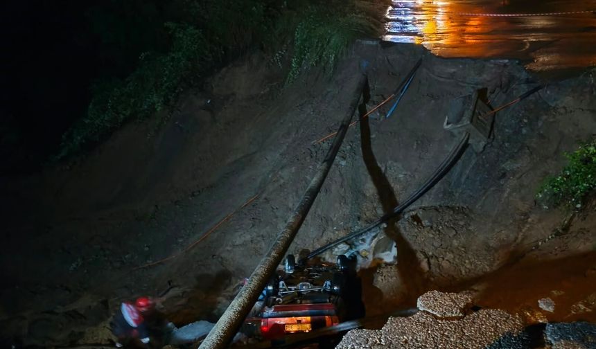 Trabzon'da mahalle yolu çöktü; sürüklenen araçtaki 2 kişi yaralandı / Ek fotoğraflar