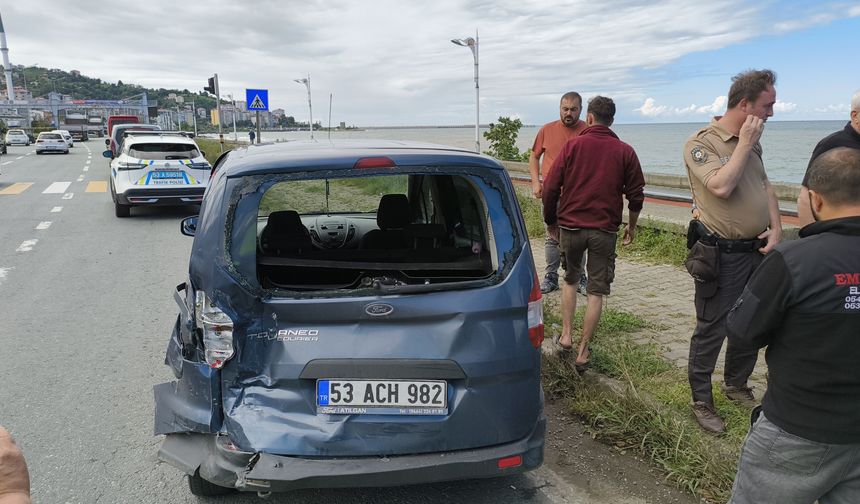 Yabancı plakalı cip, kırmızı ışıkta bekleyen 3 araca çarptı: 1 yaralı