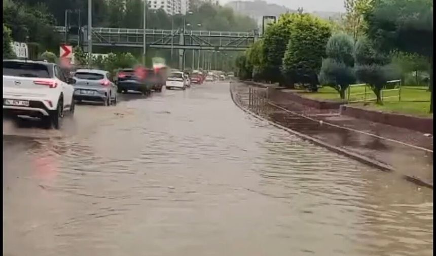 Zonguldak'ta yağış sonrası deniz çamur rengini aldı (2)