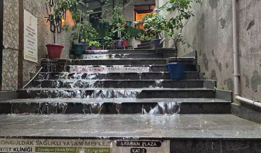 Zonguldak'ta yağış sonrası deniz çamur rengini aldı