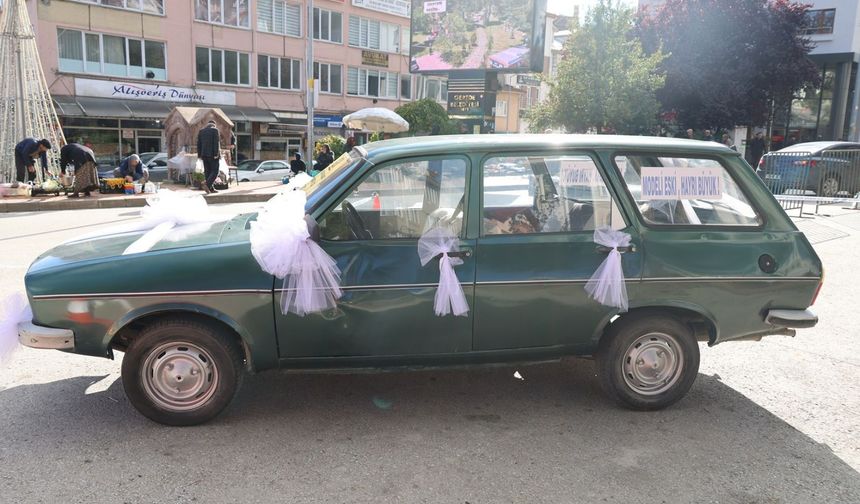 1982 model otomobilini cami inşaatına destek için satışa çıkardı