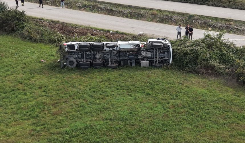 Akaryakıt yüklü tanker devrildi, OSB yolu trafiğe kapatıldı