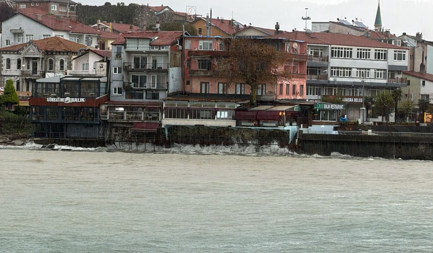 Amasra'da fırtına; dalga boyu 2 metreye ulaştı