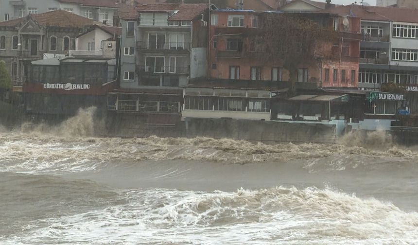 Amasra'da fırtına; dalga boyu 6 metreye ulaştı