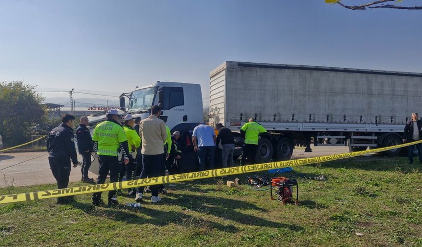 Askeri malzeme taşıyan TIR'la traktör çarpıştı: 1 ölü, 1 yaralı