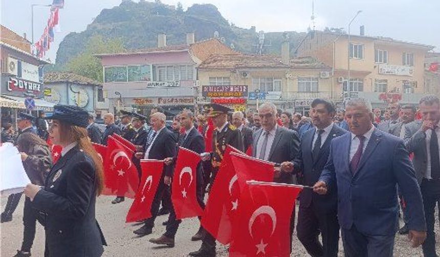 Çorum'da 103 metrelik bayrakla 'Cumhuriyet Yürüyüşü' düzenlendi