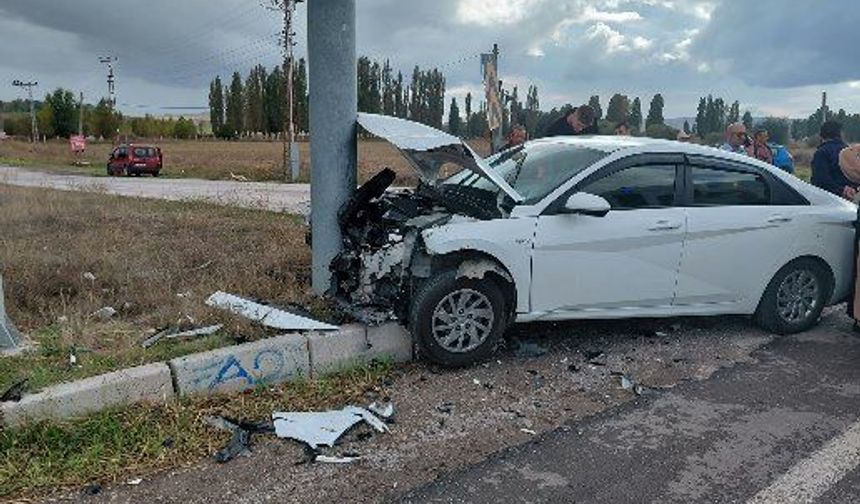 Çorum'da otomobil ile minibüs çarpıştı: 6 yaralı