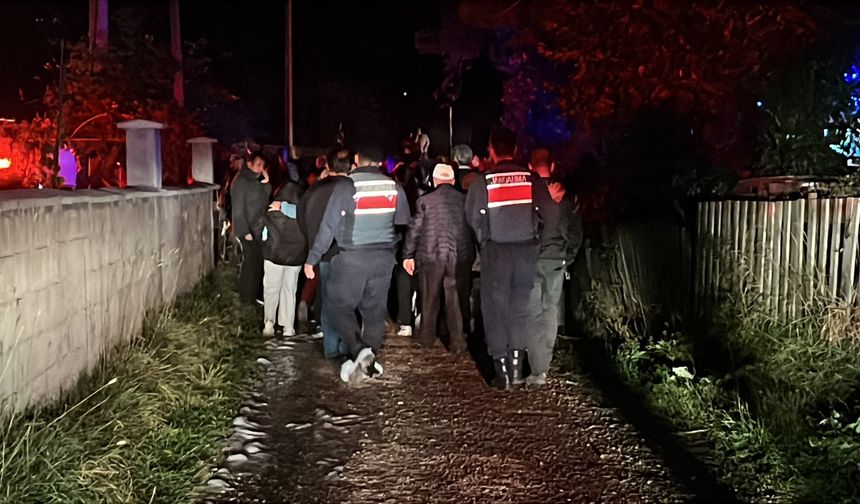 Evde başlayan yangın ahır ve traktörü de yaktı
