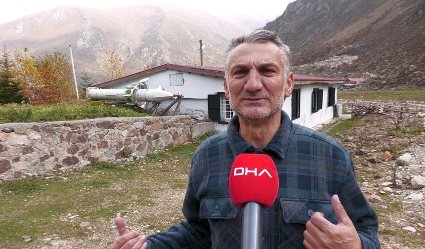 Gelenek yine bozulmadı; kış öncesi minareyi yatırdılar