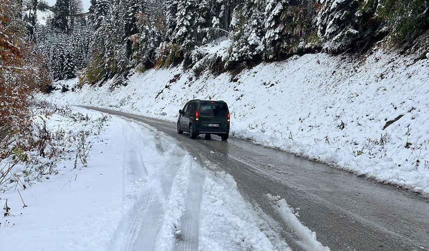 Kar nedeniyle kapanan Yedigöller yolu yeniden açıldı