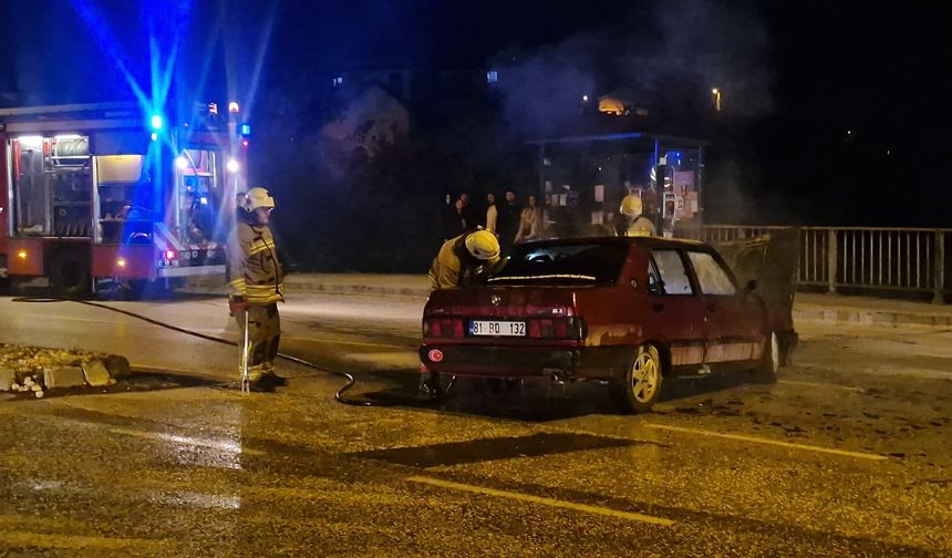 Kavşaktan dönen otomobilin motor kısmı alev aldı
