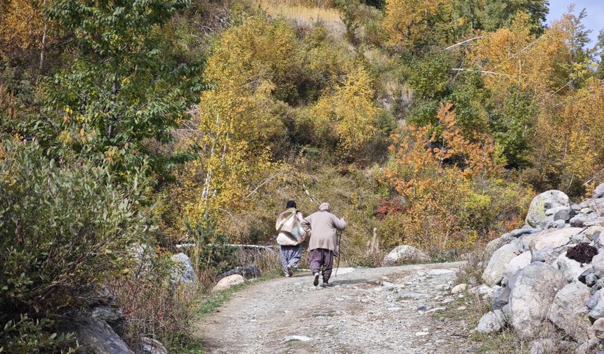 Kayaların üzerine kurulan köyde sonbahar manzarası / Ek fotoğraflar