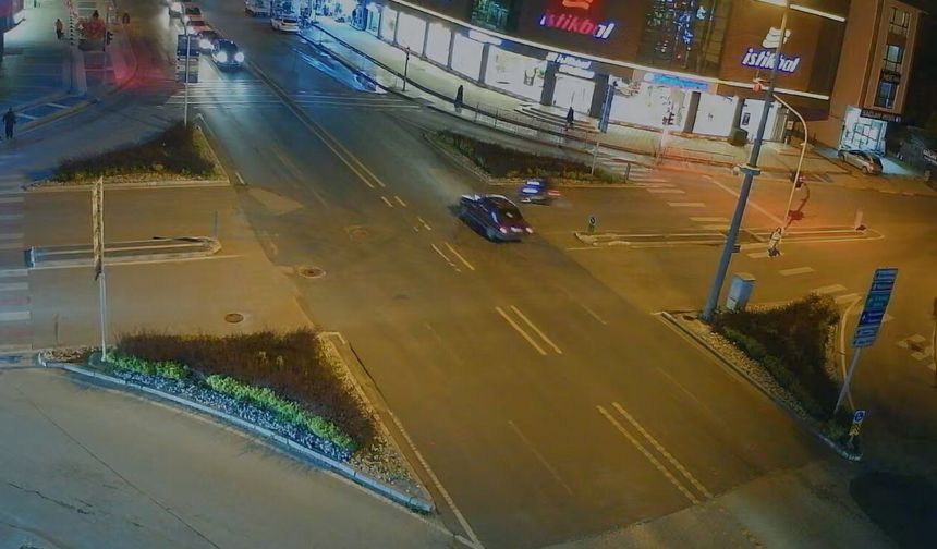 Motosiklet sürücüsü otomobilin ön camından içeri girdi (2)