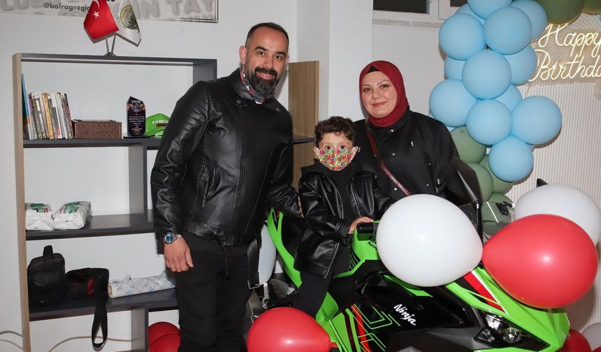 Motosikletçilerden lösemi tedavisi gören çocuğa doğum günü sürprizi
