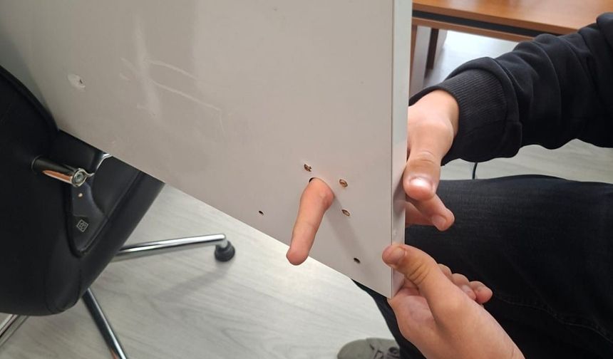Öğrencinin eşya dolabındaki deliğe sıkışan parmağını ekipler kurtardı