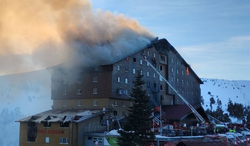 Otel yangınında ölen Lalin anısına yaptırılan etkinlik odasının açılışında ailesi gözyaşlarına boğuldu