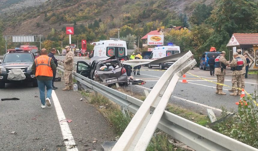 Otomobil bariyere çarptı; 1 ölü, 4 yaralı