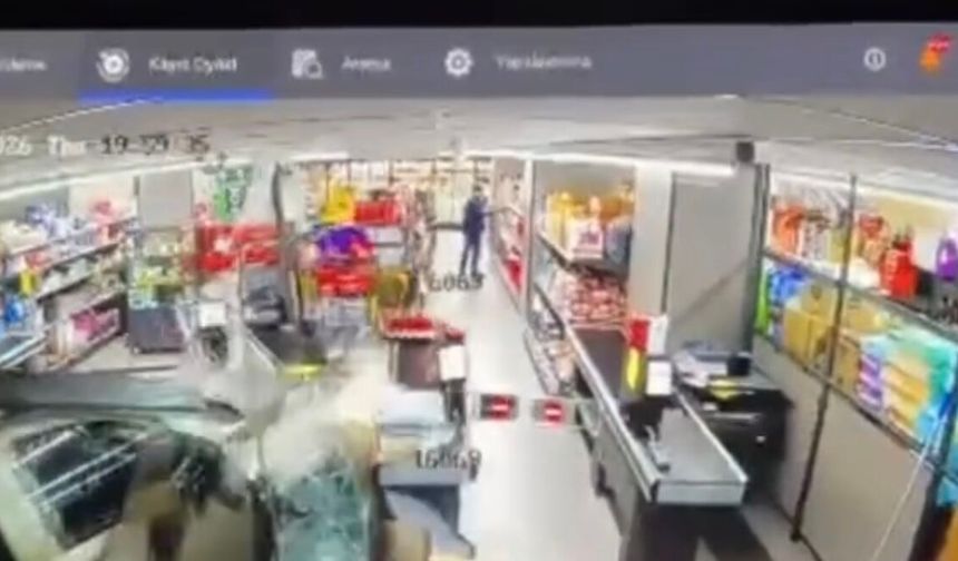 Otomobilin markete girdiği kaza kamerada