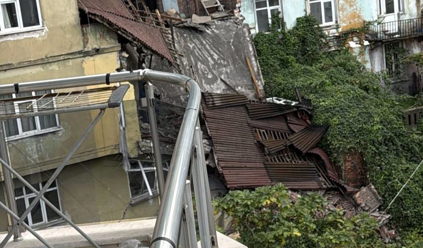 Sağanak nedeniyle dün bir duvarı yıkılan ev bugün çöktü