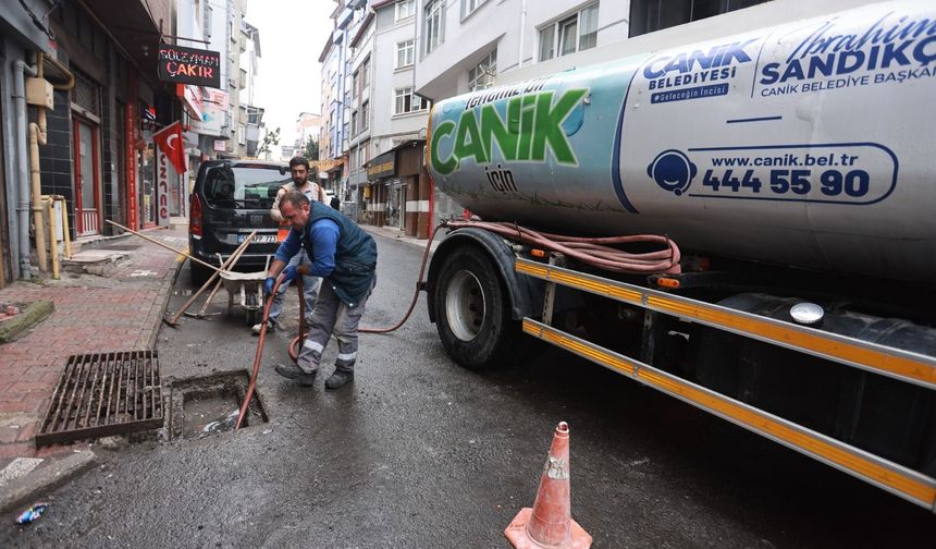 Samsun Canik Belediyesi'nden sağanak mesaisi: mazgallar temizleniyor