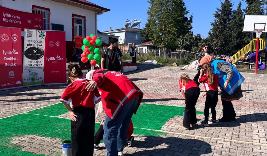 Samsun'da çocuklar okul bahçesinde pickleball sahası boyadı