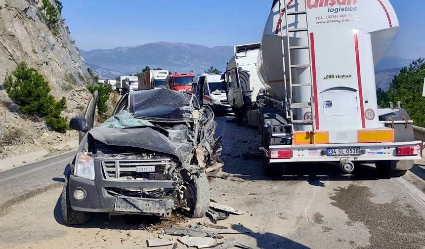 TIR'la kamyonet çarpıştı; 1 ölü, 3 yaralı