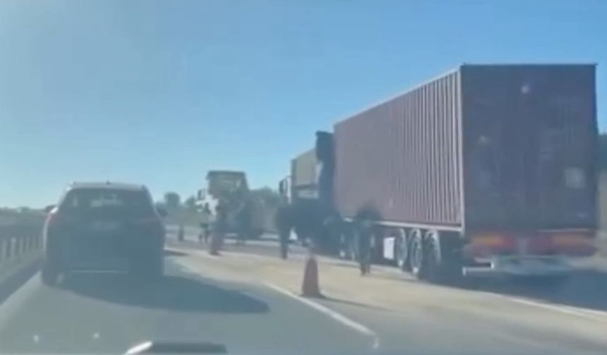 TIR'lar çarpıştı; 1 ölü