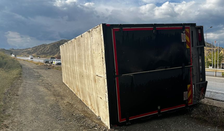 Tosya D100'de kamyon yan yattı: 2 yaralı