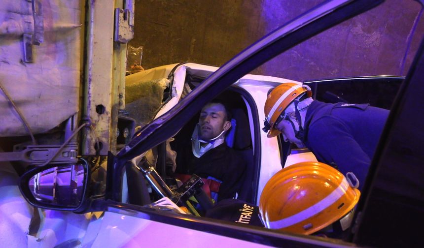 Tünelde TIR'a çarpan otomobilde sıkışan sürücüyü yaralı babası yalnız bırakmadı