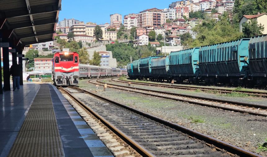 Turistik Karaelmas Ekspresi seferlerine yağmur engeli