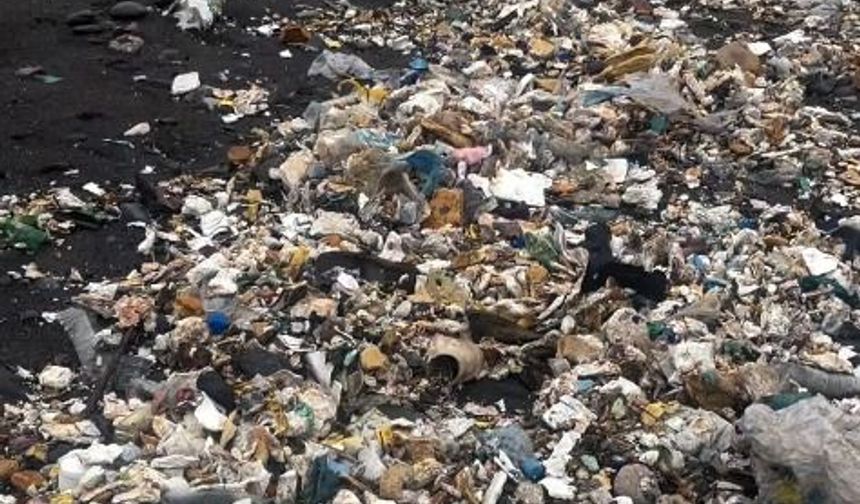 Yağmurla birlikte denize sürüklenen çöpler kıyıya vurdu