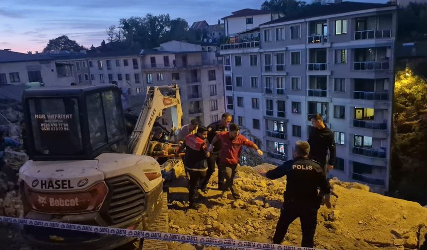 Zonguldak'ta 3 katlı bina çöktü; enkazda kalan 2 kişiden 1'i kurtarıldı