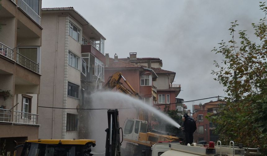Zonguldak'ta riskli apartmanın yıkımı başladı