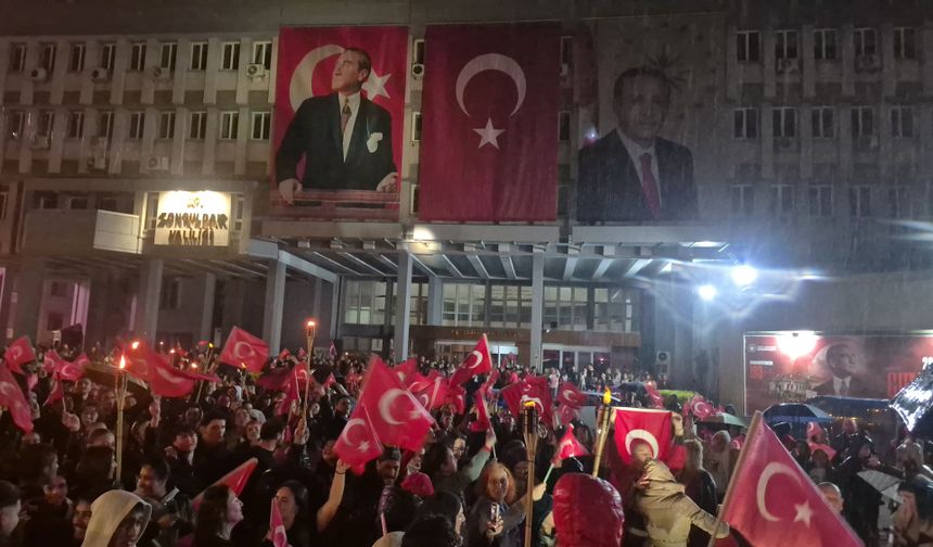 Zonguldak'ta yağmur altında coşkulu cumhuriyet yürüyüşü