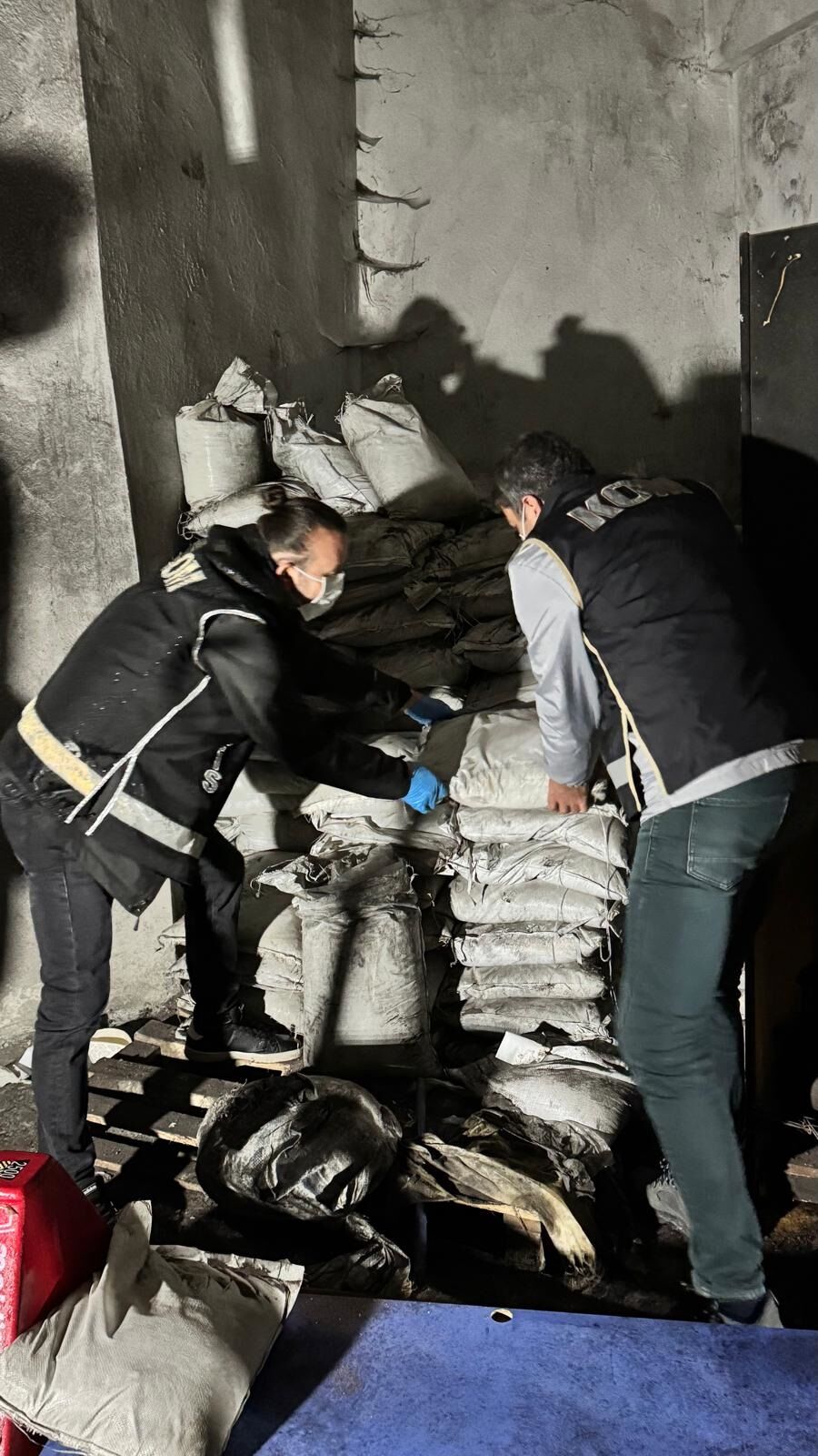 Bartın'da evin deposunda 8 ton titanyum ele geçirildi