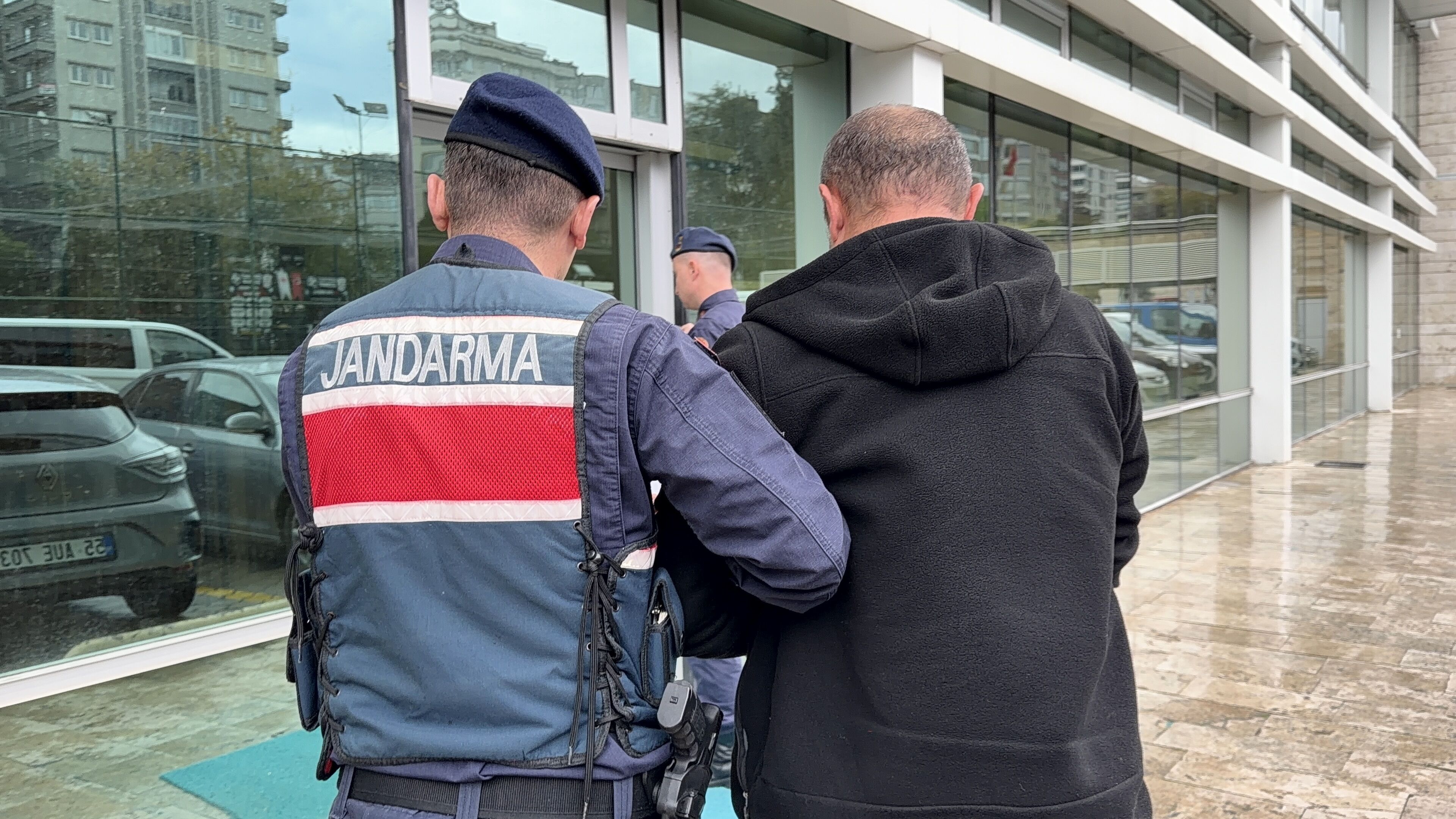 Evden para ve altın çalan şüpheli yakalandı