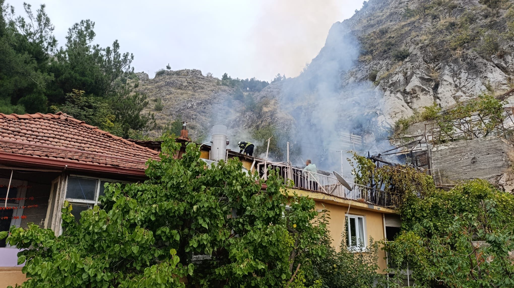 Pekmez yapmak için yakılan ocaktan çıkan yangını, tatbikata giden itfaiyeciler söndürdü