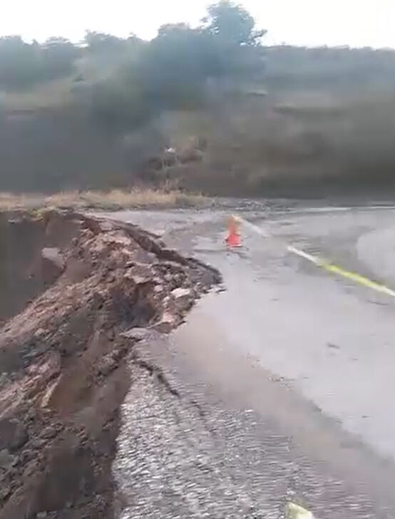Tokat'ta heyelan; köy yolunun çökme anı kamerada