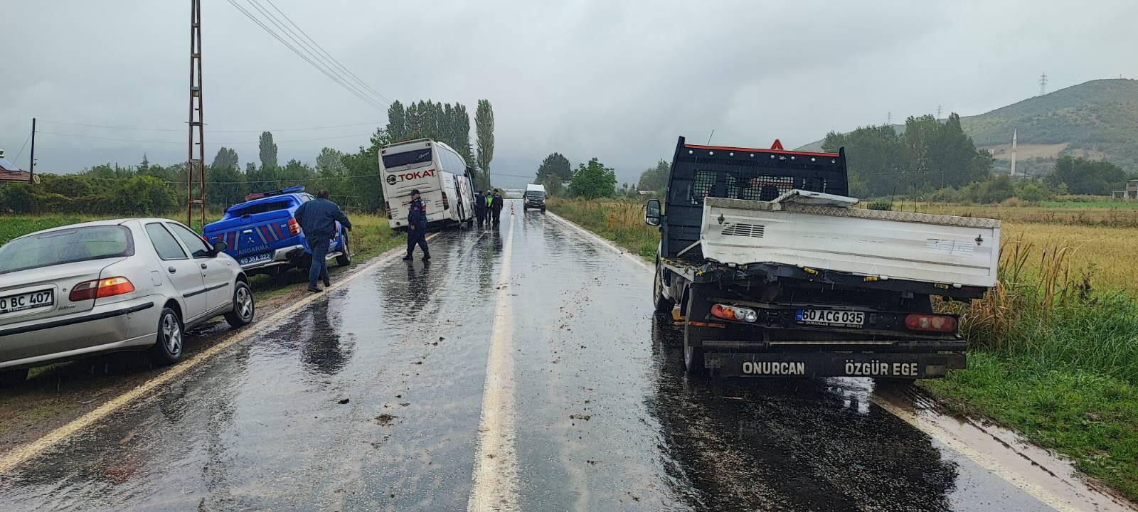 Yolcu otobüsü, kamyonete çarptı: 2 yaralı