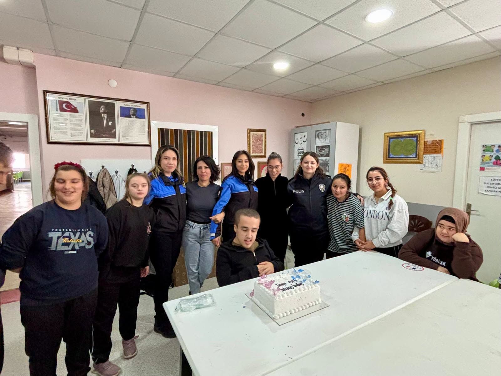 Amasya'da polisten özel gereksinimli öğrencilere doğum günü sürprizi