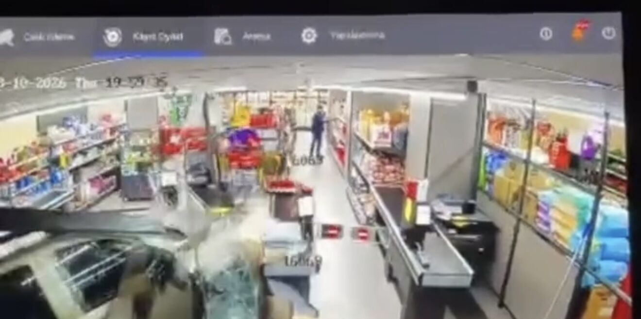 Otomobilin markete girdiği kaza kamerada