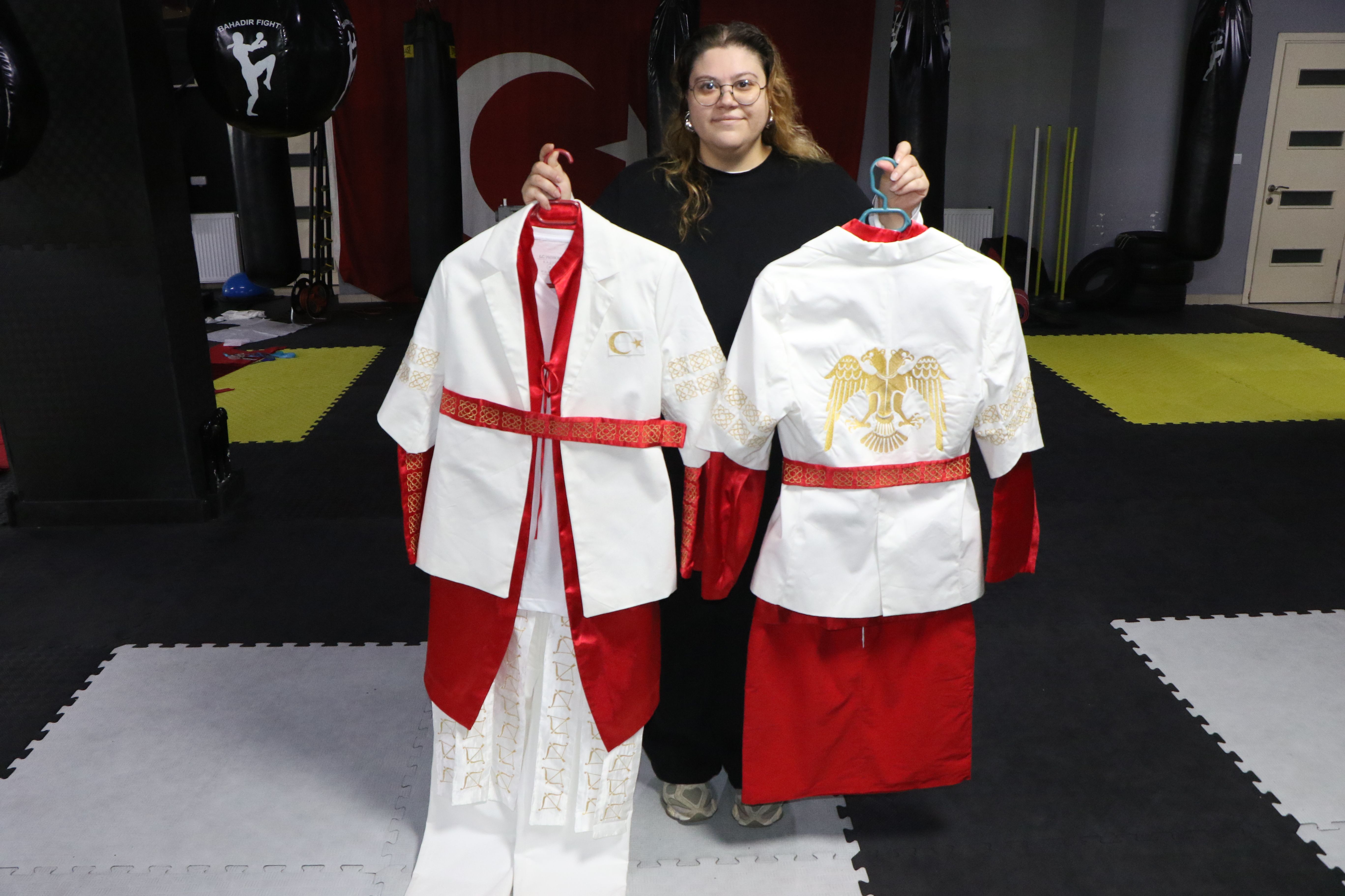 Selçuklu motifleriyle süslediği tasarımlarıyla Türk sporcuları giydirmek istiyor