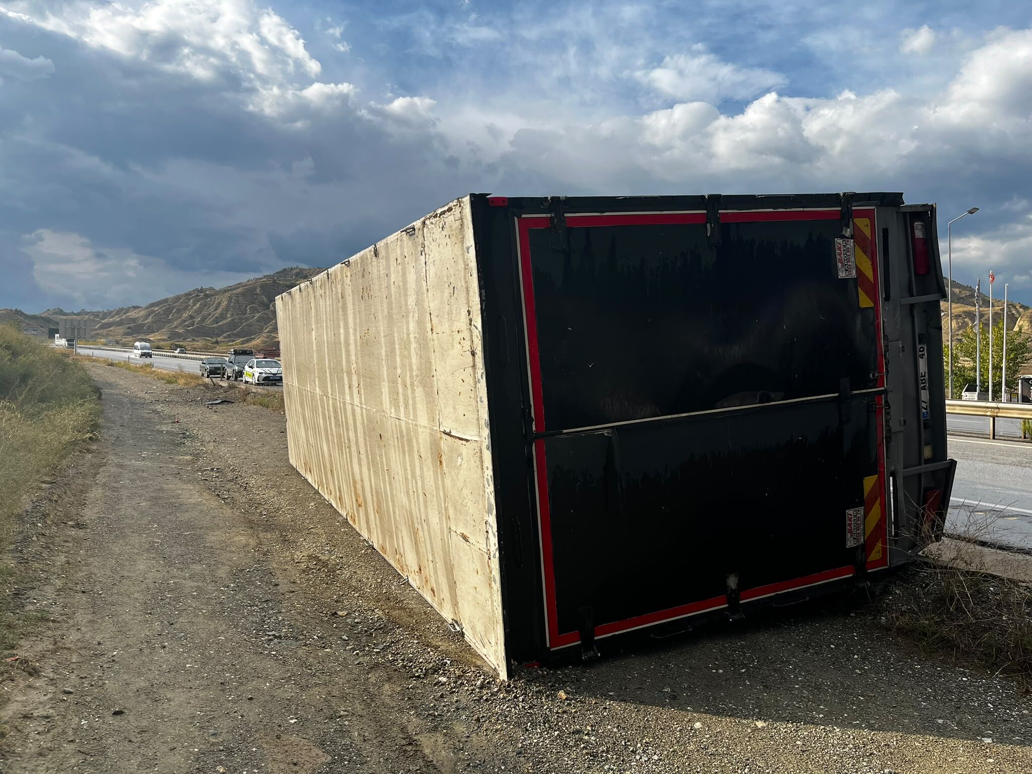 Tosya D100'de kamyon yan yattı: 2 yaralı